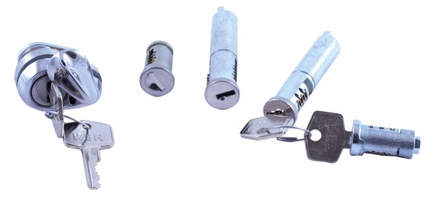 Lock set P1800 in the group Volvo / 1800 / Body / Trunk / Fuel filler cap components at VP Autoparts Inc. (664739)